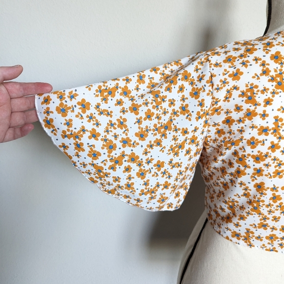 White orange and blue floral flounce sleeve cropped tie front top size L - Picture 8 of 8